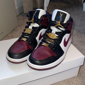 Air Jordan 1 Mid SE ‘Gold Pendants’